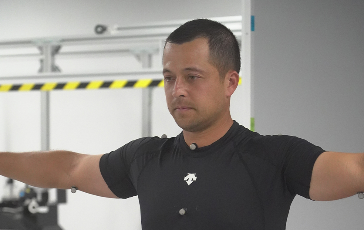 2025年 デサント特集 モーションキャプチャー用のマーカーを取り付ける（デサント提供）