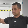 モーションキャプチャー用のマーカーを取り付ける（デサント提供）
