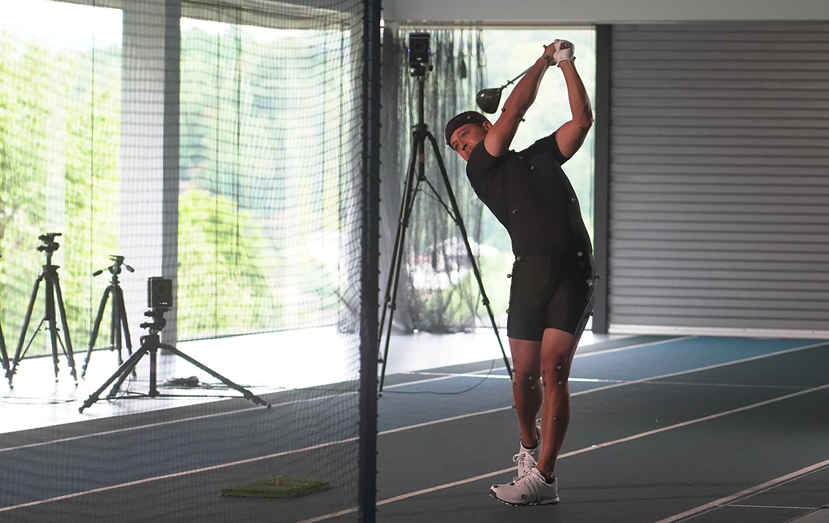 2025年 デサント特集 スイング動画を撮影して分析。ウェア開発に生かされる（デサント提供）