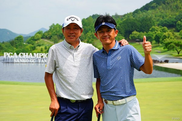 2025年 日本プロゴルフ選手権大会 事前 近藤智弘 深堀圭一郎 シニアで戦う深堀圭一郎（写真左）と。今週は最後までくじけられない