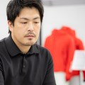 松井さんはゴルフ歴5年ほどでラウンドは月1～2回。サンプルはまず自分で着て確認する