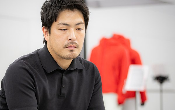 2025年 デサント特集 松井さんはゴルフ歴5年ほどでラウンドは月1~2回。サンプルはまず自分で着て確認する
