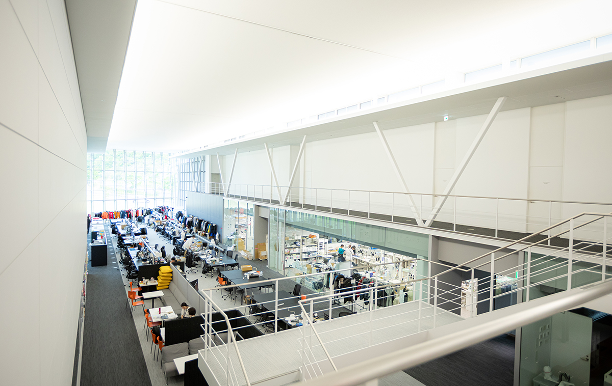 2025年 デサント特集 仕事場は天井が高く、広々とした空間