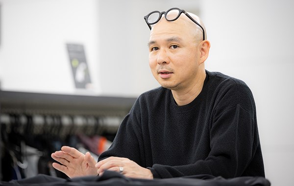 2025年 デサント特集 佐藤さん(左)は40代になってゴルフを再開して10年以上。月2回ほどラウンドし、現場で体験したシーンも開発のヒントに