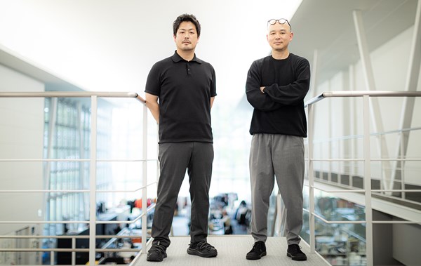 2025年 デサント特集 デサントゴルフのデザインを統括する佐藤英則さん(右)とパタンナーの松井玄太さん