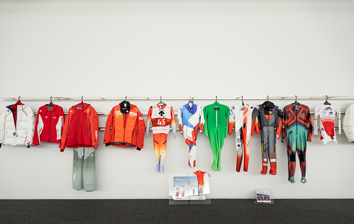 2025年 デサント特集 スキーウェアを中心に多彩なジャンルのスポーツウェアが開発されている