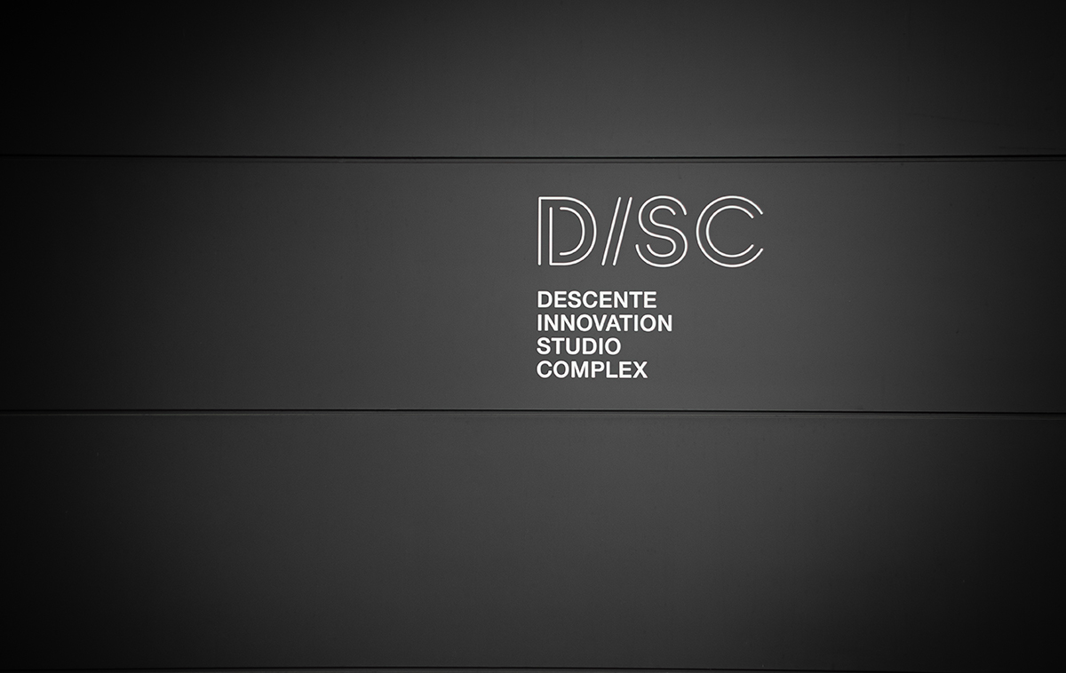 2025年 デサント特集 DISCの玄関。DESCENTE INNOVATION STUDIO COMPLEXの略称だ