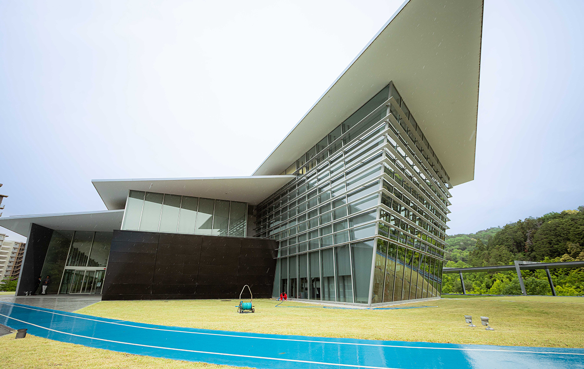 2025年 デサント特集 独創的デザインの研究施設。外周に陸上トラックが設置されている