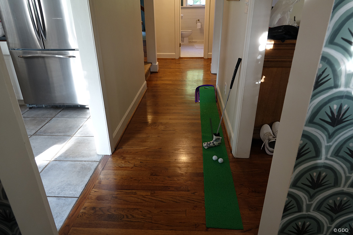 廊下にはオリジナルのパターマットが