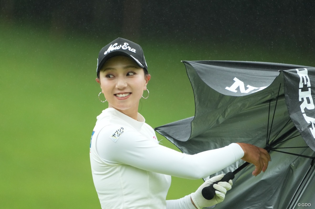 宮田成華プロ、佐久間朱莉プロ、仲村果乃プロサイン入り