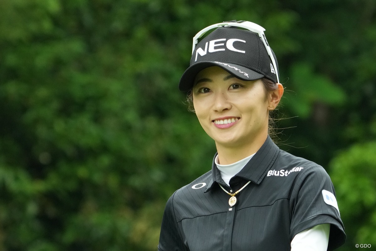 笑顔でフェアウェイに向かう