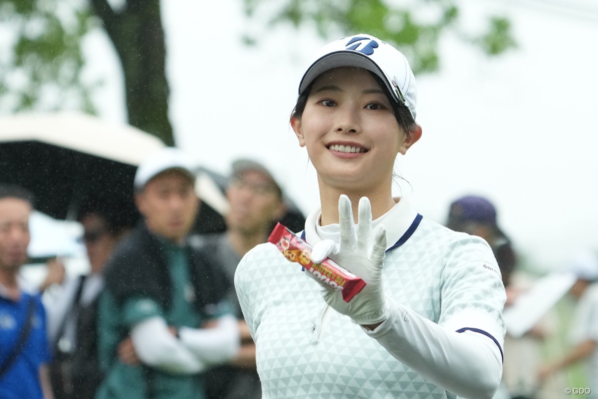 フェアウェイに向かう 2025年 ブリヂストンレディスオープン 2日目 川崎志穂