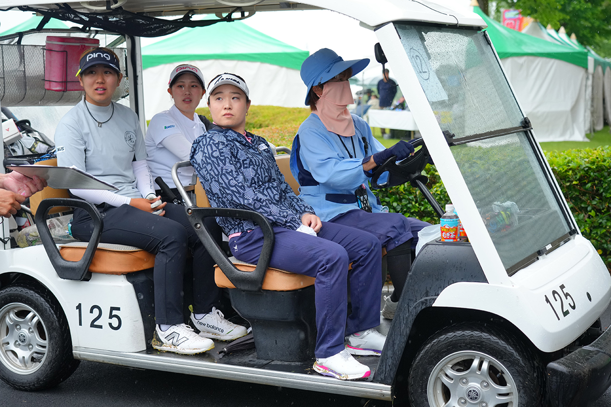 熊出没による中断でクラブハウスに引き上げる最終組の選手たち（Yoshimasa Nakano/JLPGA via Getty Images）