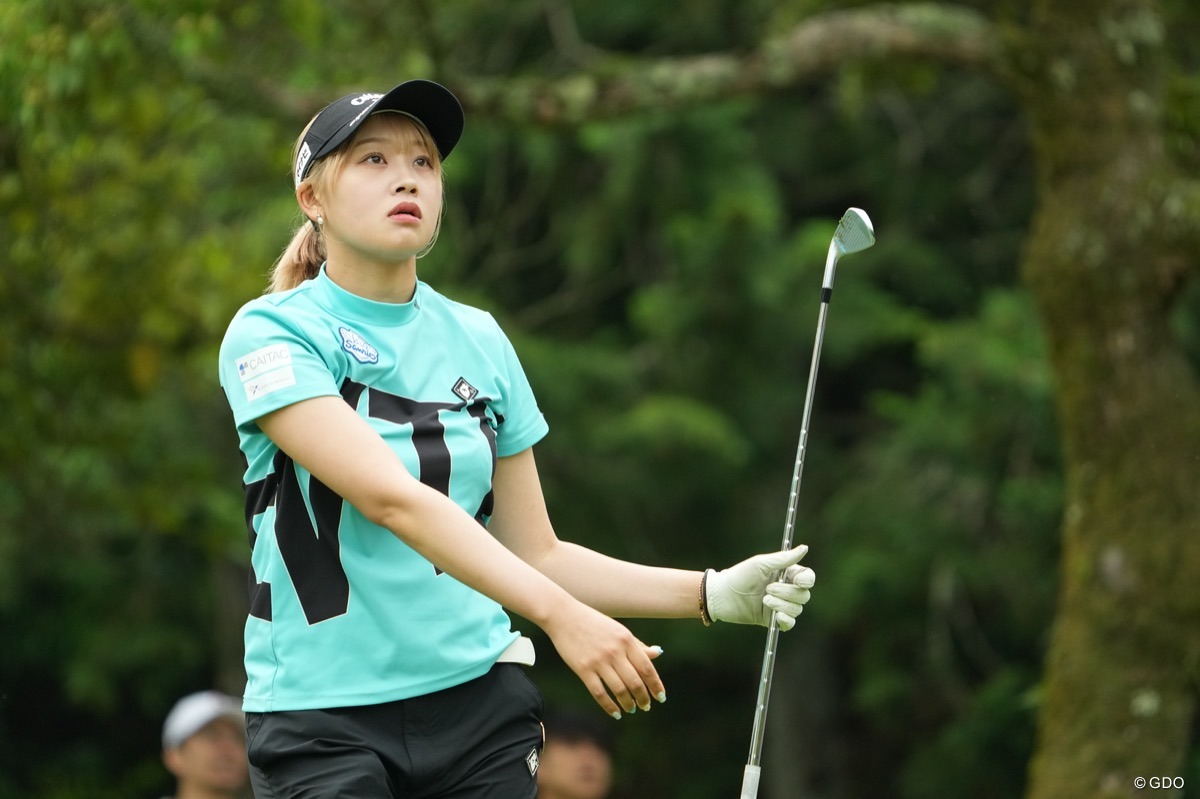 ティショット後心配そうに打球の行方を追う