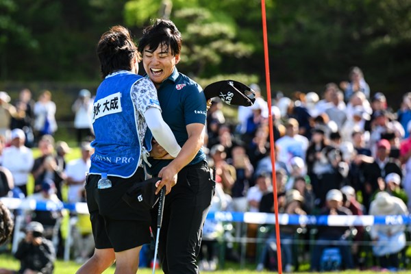 初優勝の喜びをキャディと分かち合った (C)JGTOimages