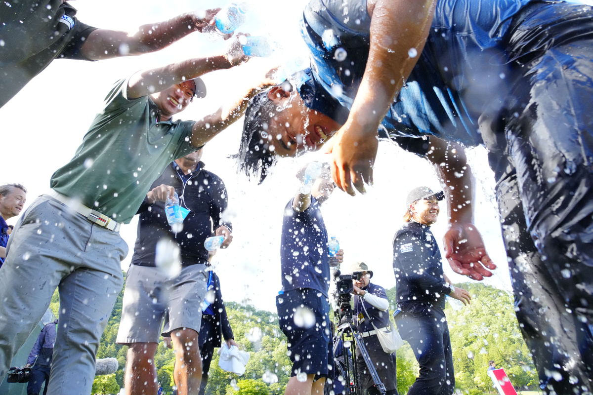 清水大成の初優勝を多くの仲間が喜んだ（C）JGTOimages