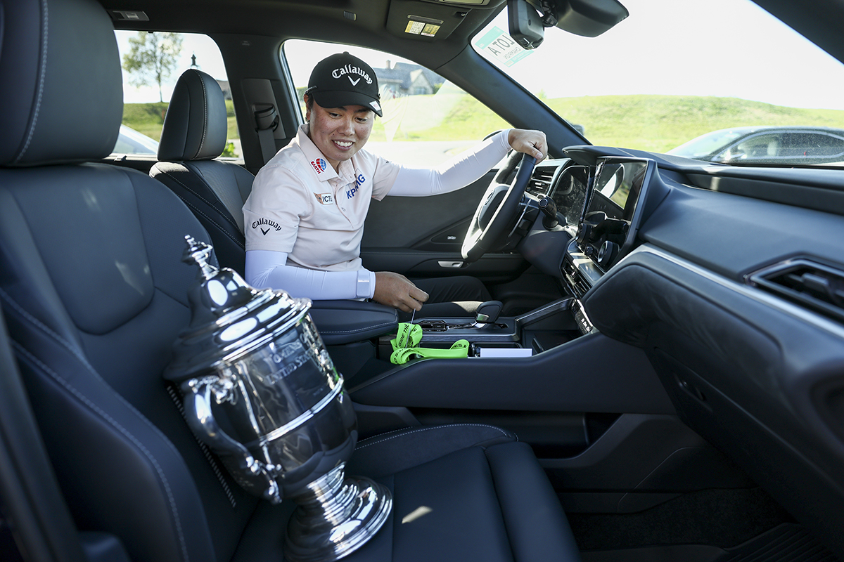 笹生優花は優勝トロフィーと一緒に全米女子オープンの会場に入った(Kathryn Riley/USGA)