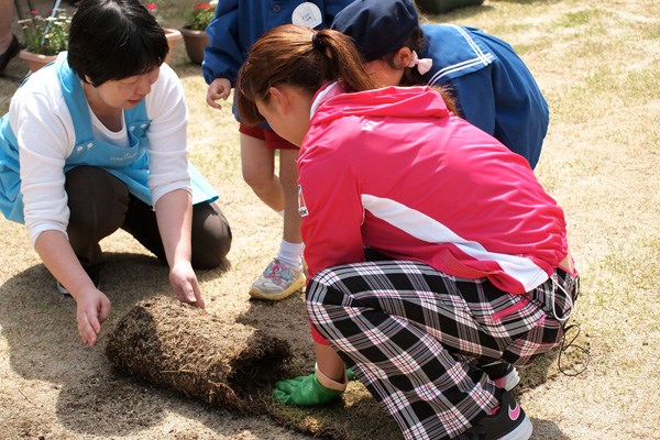 2011年 ホットニュース 有村智恵 自らも芝生の植え付けに加わった有村智恵