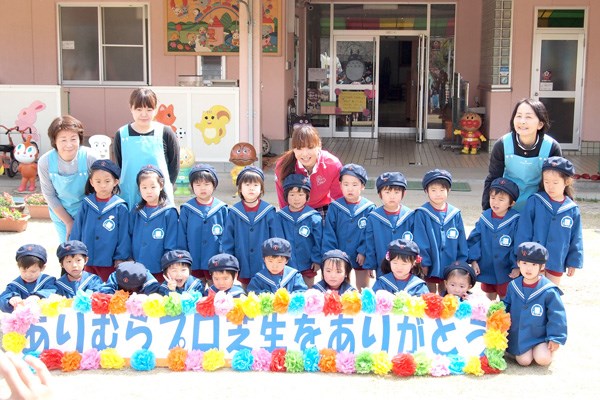 2011年 ホットニュース 有村智恵 懐かしい先生方や元気な子供たちと記念写真に納まる有村智恵
