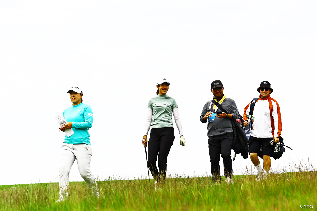 火曜は西郷真央（左）と練習ラウンド