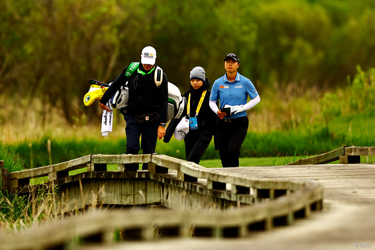 トップスタート、後ろ2組も回っていない