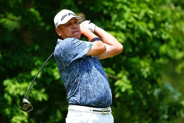 単独首位でスタートしたシニア未勝利の堺谷和将（提供：日本プロゴルフ協会）