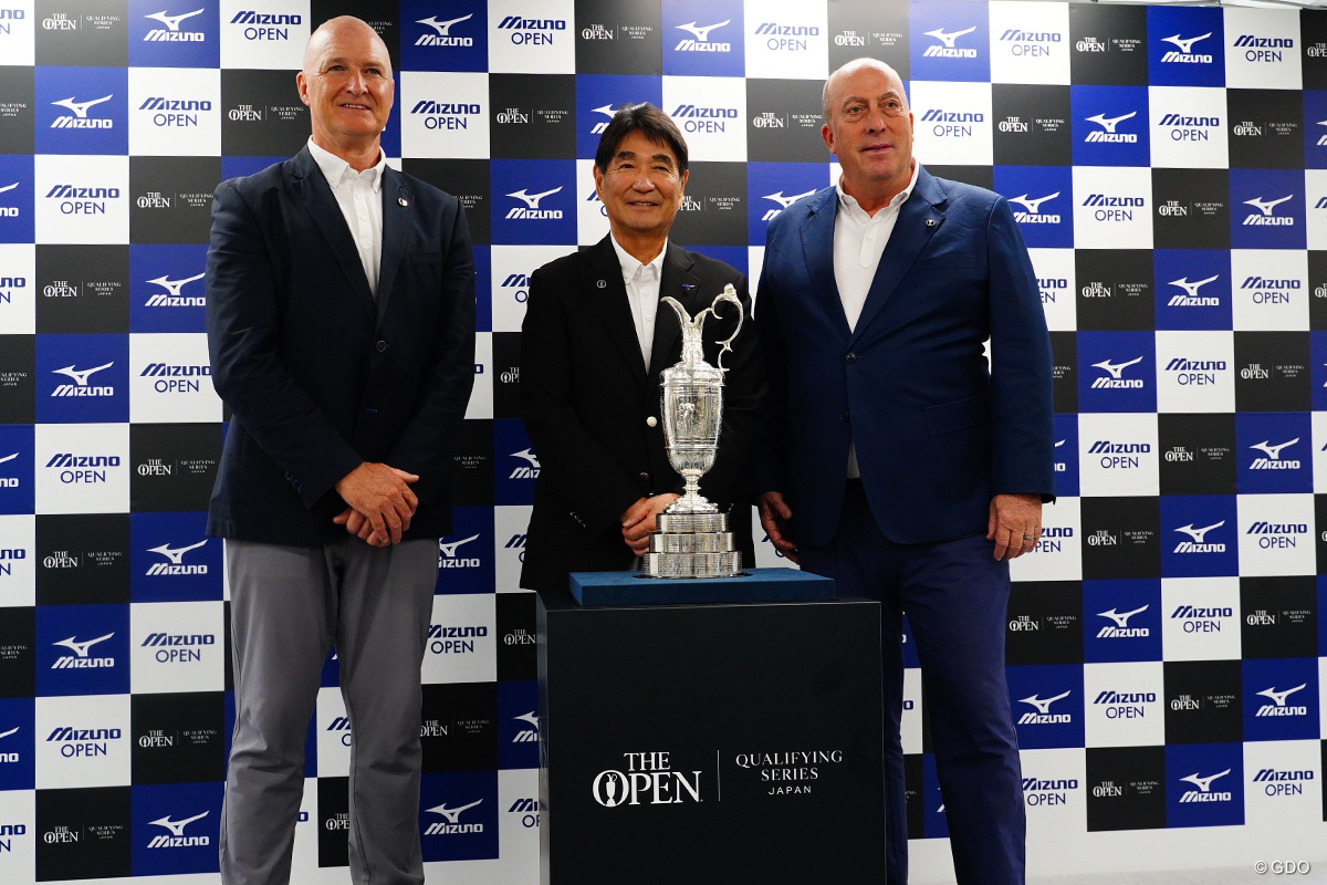 ことしもミズノオープンの会場にクラレットジャグが登場。左からR＆Aのジョン・マッキーン氏、ミズノの水野明人社長、R＆Aドミニク・ウォール氏
