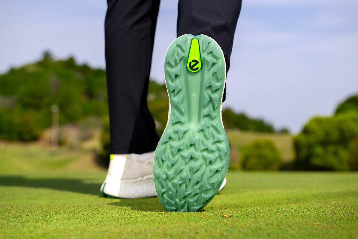 足首から足裏まで 極上の密着感はまさに“シームレス” エコー