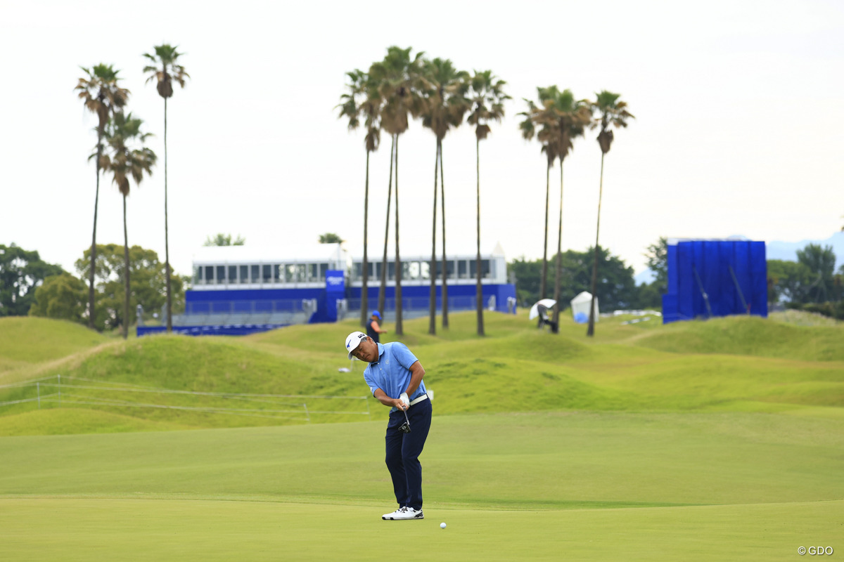 1H、18Hスタンドを背景に 2025年 ～全英への道～ミズノオープン 2日目 手嶋多一