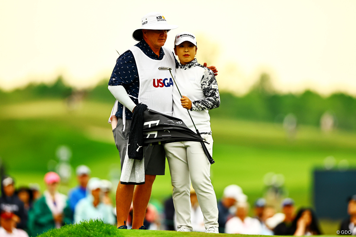 通算8アンダーで単独首位に浮上した西郷真央