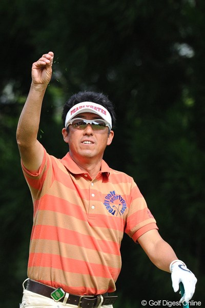 2011年 つるやオープンゴルフトーナメント 初日 芹沢信雄 お久しぶりです。ティグランドに上がってからショットするまで、一時もじっとしてないセカセカぶりは健在です！1アンダー、50位T