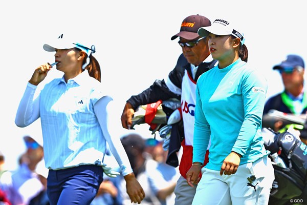 西郷真央は首位タイでターン。渋野日向子は1打差で折り返した