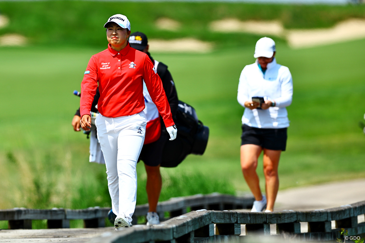 あすは首位と2打差で迎える