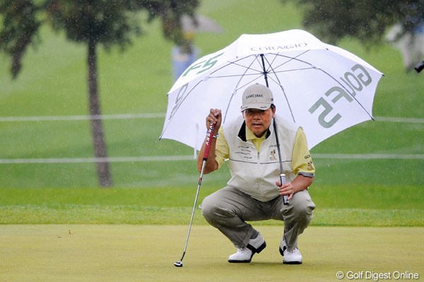 2011年 つるやオープンゴルフトーナメント 2日目 室田淳 シニアの室田さんが、昼からの雨をものともせずスコアを5つ伸ばして3位タイに急上昇！まさにスーパー・シニアです