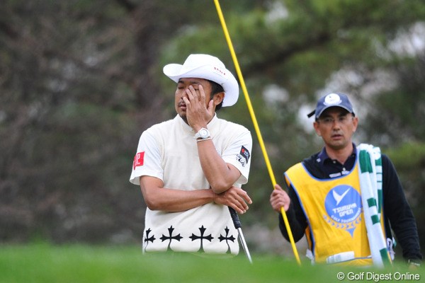 2011年 つるやオープンゴルフトーナメント 2日目 片山晋呉 バーディパットを外して思わずこの表情。キャディのOちゃんの心配そうな顔が・・・。トータル2アンダーでかろうじて予選通過