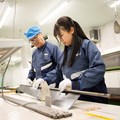 工場見学中にはシャフトの巻き付け作業を体験 「不器用なので向いてない」と苦笑い（撮影：落合隆仁）