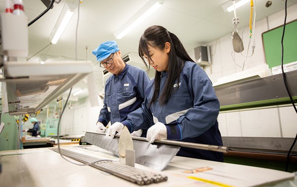 菅沼菜々が三菱ケミカルを訪問 工場見学中にはシャフトの巻き付け作業を体験 「不器用なので向いてない」と苦笑い(撮影:落合隆仁)