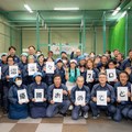 社員の皆さんと一緒に集合写真。応援を受けてさらなる活躍を誓う（撮影：落合隆仁）