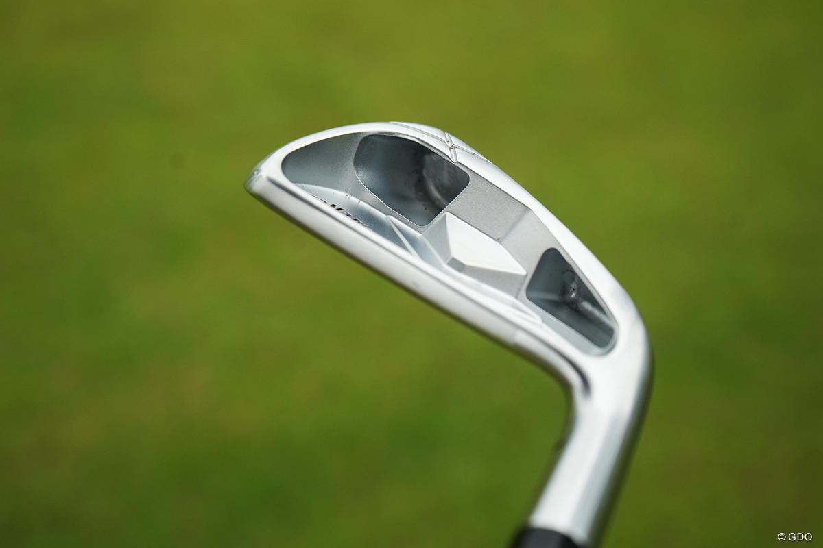 バックフェースには2つの穴が開く