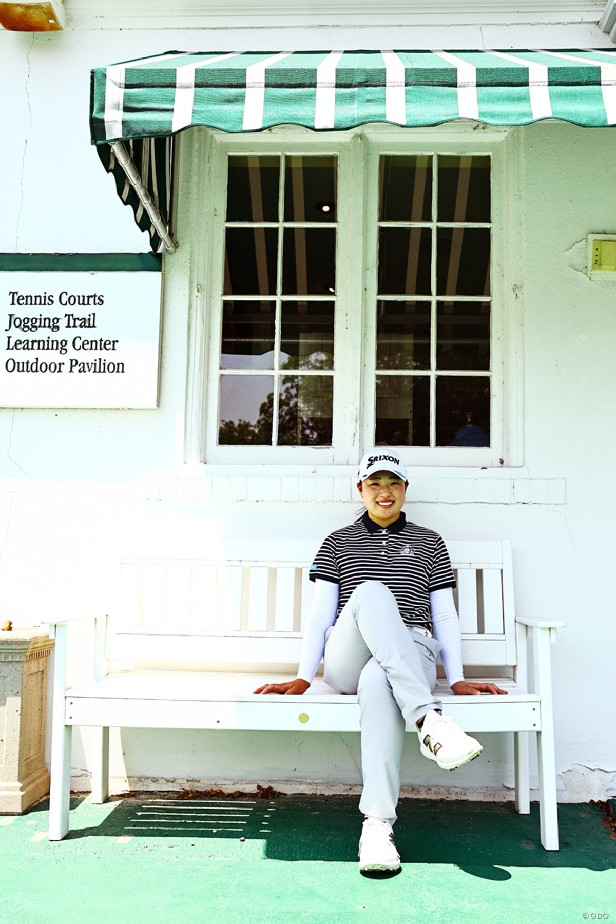 ノスタルジックなクラブハウスの前で