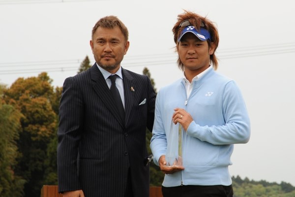 プレーオフの末、逆転優勝を果たした近藤孝宣（右）と、今大会主催のGMA岡崎社長（左）