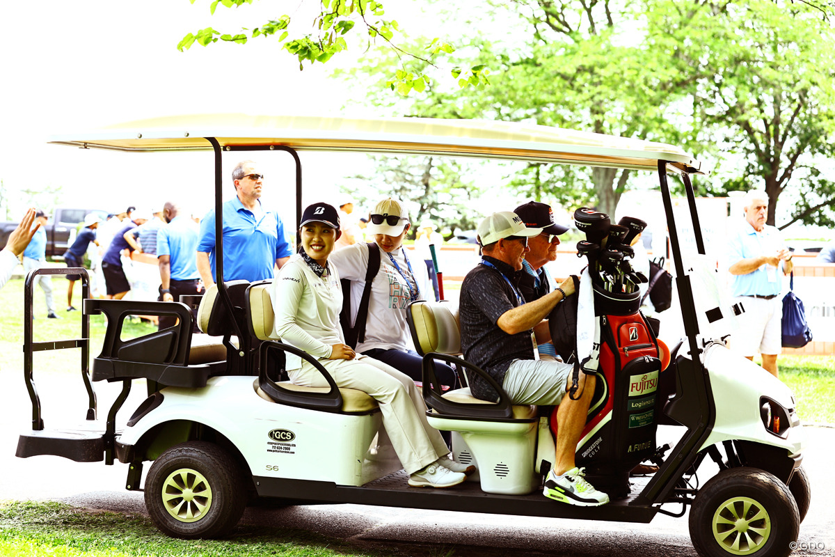 ドライビングレンジはカートで移動