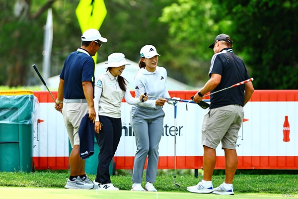 2025年 ショップライトLPGAクラシック 事前 山下美夢有 渋野日向子 練習の合間も楽しげに