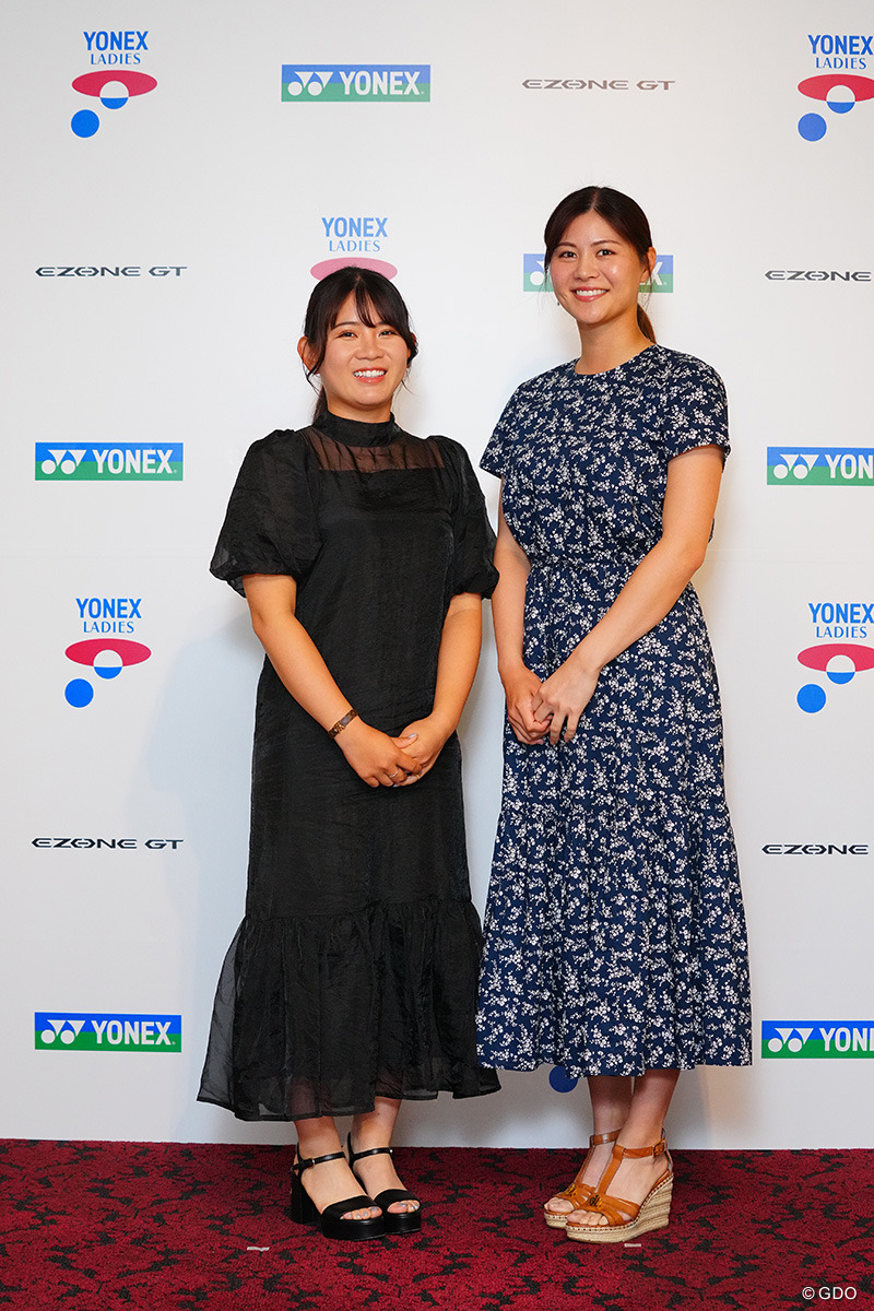 水曜日には前夜祭にも足を運んだ吉本ひかる（左）と新垣比菜（提供写真）