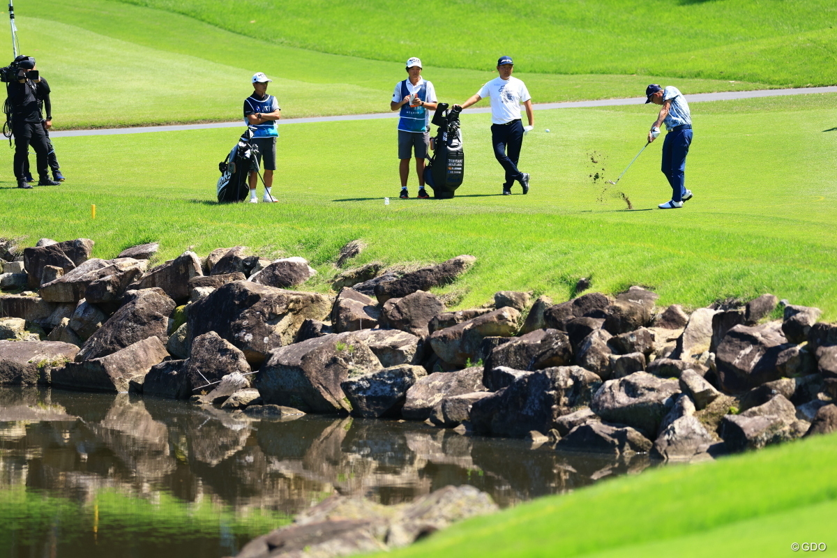 2打目を池に入れて4打目を打ち直す谷口徹