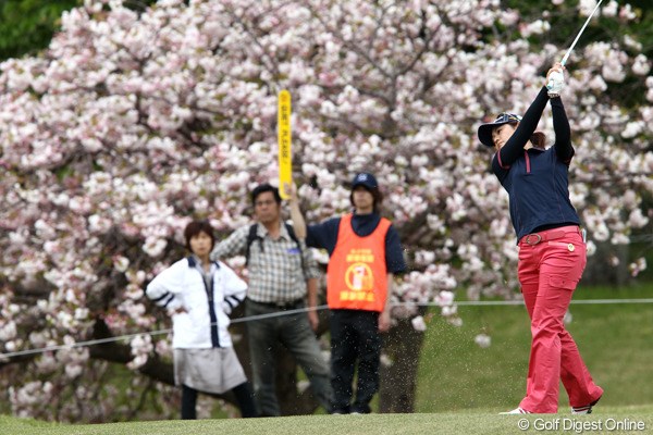 2011年 フジサンケイレディスクラシック 初日 諸見里しのぶ コースには八重桜が咲き乱れてとてもきれいです