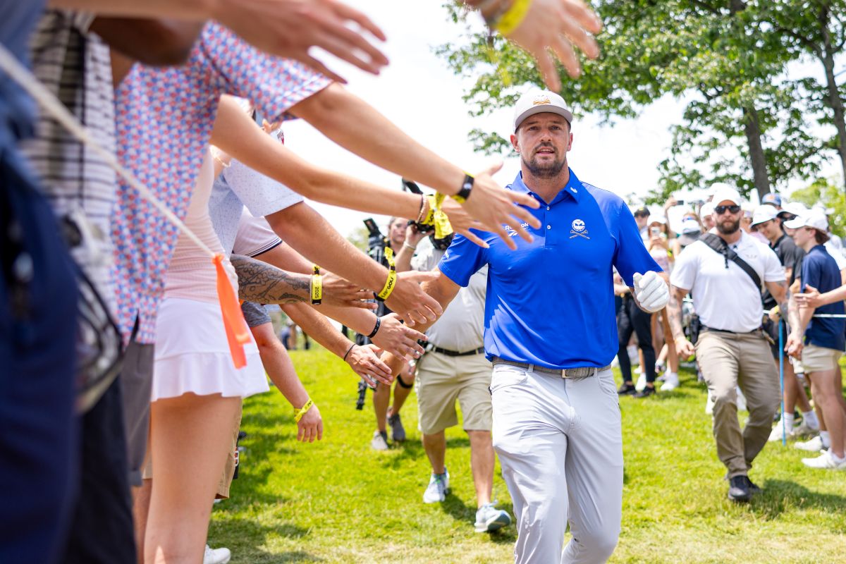 ブライソン・デシャンボーが首位発進を決めた(Chris Trotman/LIV Golf)