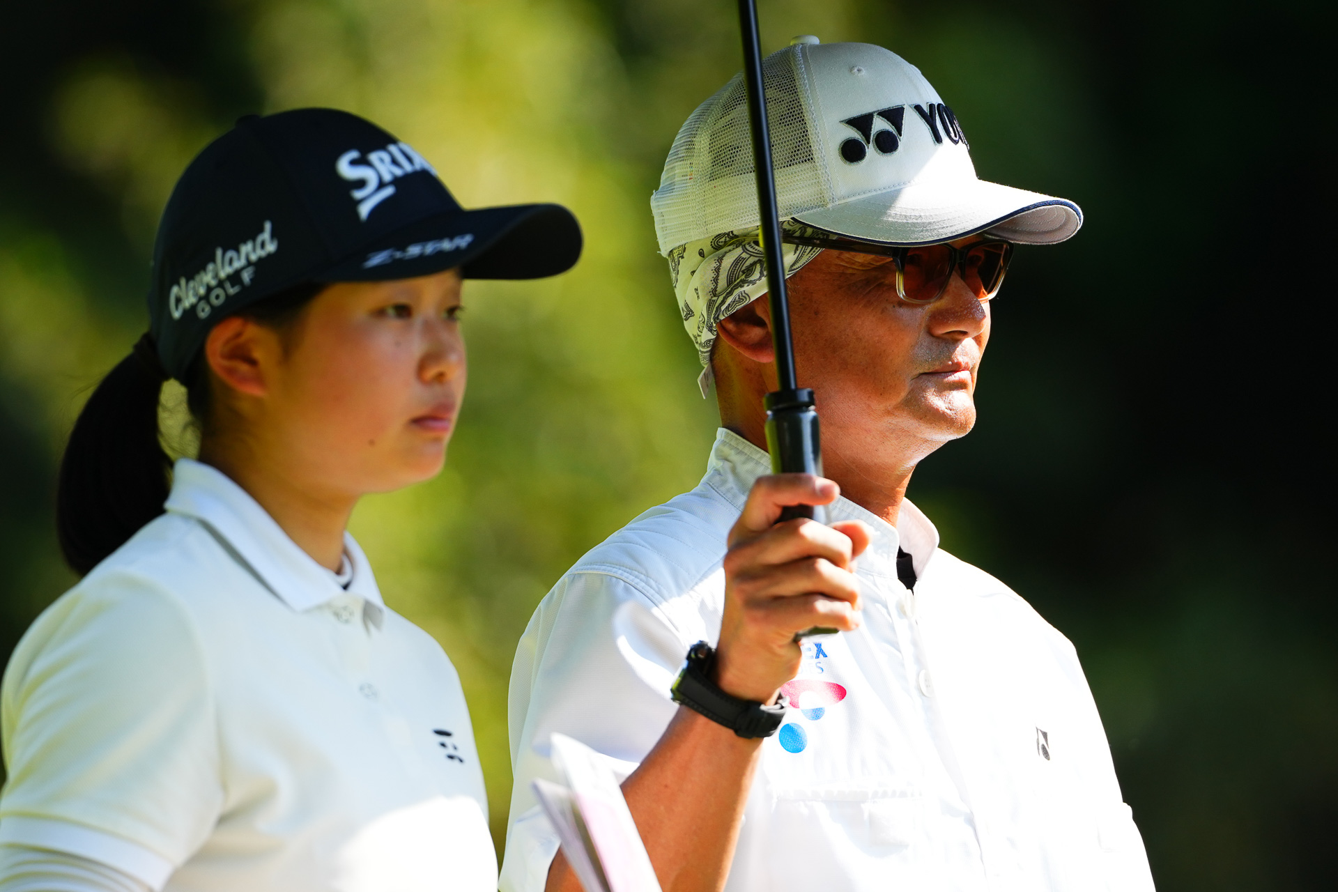 キャディさんのバンダナの巻き方がオシャレすぎ