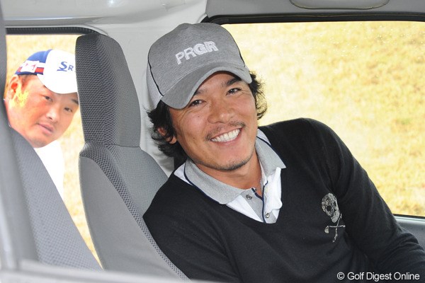 2011年 つるやオープンゴルフトーナメント 3日目 矢野東、小田孔明 送迎者の助手席で余裕の笑顔のアズマックス。車外から覗き込んでいるのは三宮に泊まると強いコーメーちゃん。二人とも本日好調でした！