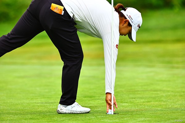 2025年 ショップライトLPGAクラシック 2日目 西郷真央 カップからボールを拾い上げる西郷真央